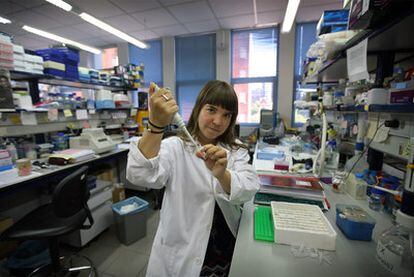 Marian Villa, doctora e investigadora, vive de becas. Trabaja 10 horas al día en el laboratorio por 1.100 euros al mes. "No lo dejo porque sería tirar ocho años a la basura".