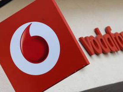 Logo de Vodafone en una tienda de Oxford.