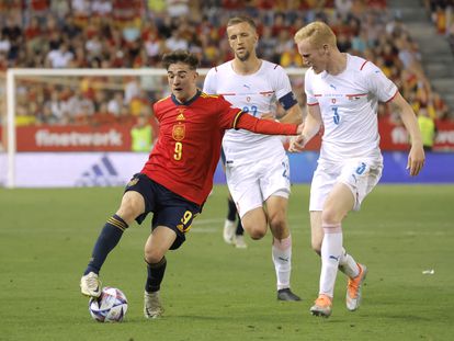Gavi controla el balón ante dos jugadores checos durante el España-República-Checa (2-0) de la cuarta jornada de la Liga de las Naciones disputado el pasado domingo en La Rosaleda de Málaga.