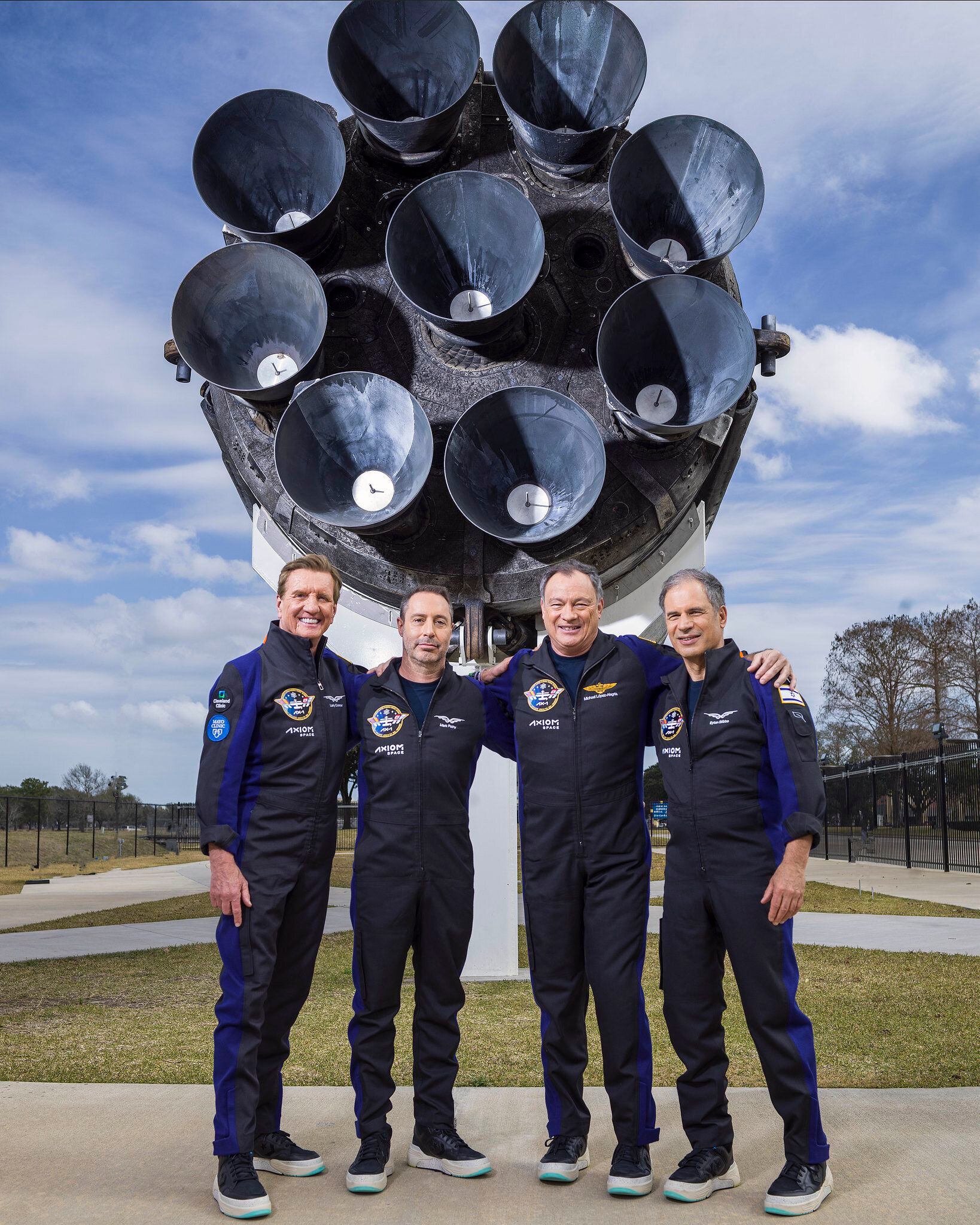 Fotografía cedida por Axiom Space donde aparece la tripulación de la Misión Axiom 1 (Ax-1): de izquierda a derecha, Larry Connor, Mark Pathy, el comandante Miguel López-Alegría, y Eytan Stibbe.