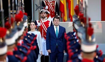 La presidenta de Baleares, Marga Prohens, y el Castilla y León, Alfonso Fernández Mañueco, antes del desfile.