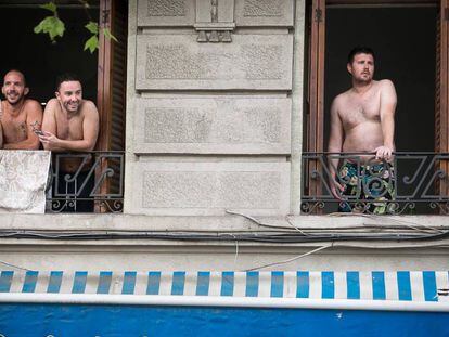 Turistas en un piso de la Barceloneta.