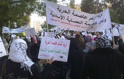 Manifestantes opositores al régimen en Homs.