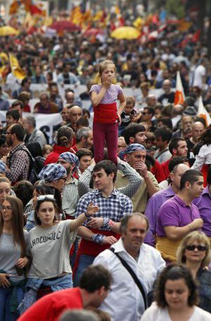 Participants a la manifestació del 25 d'Abril recorren el centre de València.
