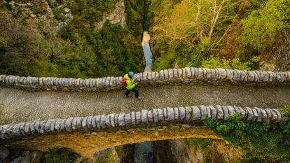 El puente de San Urbez sobre el río Bellós, en el cañón de Añisclo, uno de los valles del parque nacional de Ordesa y Monte Perdido, en el Pirineo aragonés. 
 