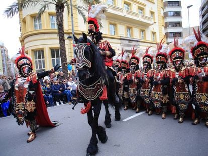 Uno de los desfiles del acto del Preg&oacute;, que anuncia las fiesas de La Magdalena de Castell&oacute;n.