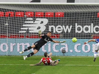 El delantero de la Real Sociedad, Portu, anota ante el Athletic de Bilbao.