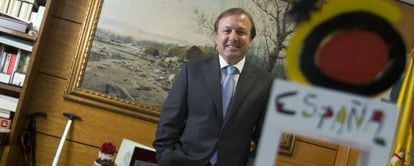 Joan Mesquida, en su despacho, cuando era secretario General de Turismo y Comercio Interior.