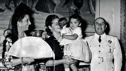 El bautizo. Aída Trujillo, en brazos de su madre y con sus padrinos, Carmen Polo y Francisco Franco, en 1954.