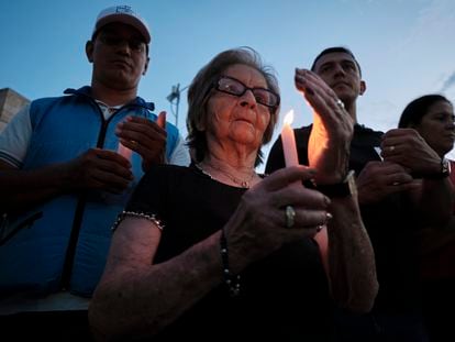 Personas participan una velada contra la violencia que se vive en Cúcuta, en junio de 2023.