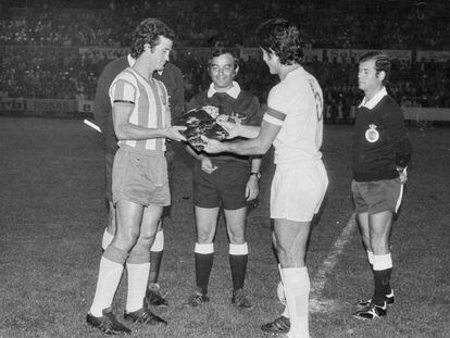 Los capitanes del Girona y el Madrid, Abete y Benito, se saludan antes del partido de 1977.