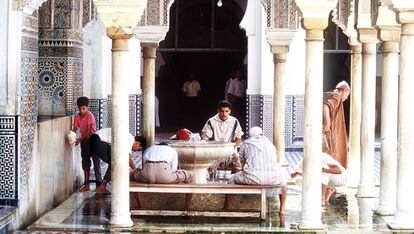 Creyentes musulmanes efect&uacute;an las abluciones antes de proceder a la oraci&oacute;n en una mezquita de Marruecos.