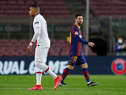 Messi mira de reojo a Mbappe durante el partido entre el Barcelona y el PSG en el Camp Nou el pasado 16 de febrero.