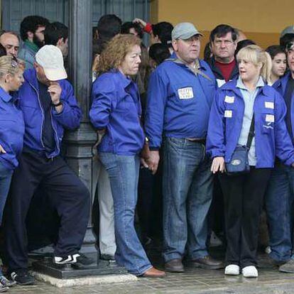 Trabajadores de Delphi y familiares esperan el tren a Cádiz para manifestarse el pasado jueves.