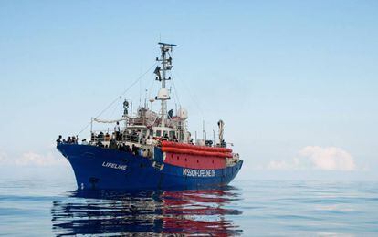 El buque fletado por la ONG alemana Lifeline viaja a la deriva en búsqueda de un puerto seguro en el Mediterráneo.