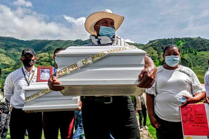 Familiares de víctimas de "falsos positivos" se preparan para enterrar los restos de sus familiares, luego de que la JEP los devolviera, en noviembre de 2020.