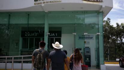 Una familia a las afueras de una sucursal del Banco del Bienestar, en el municipio de Tetecala (Morelos), en una imagen de archivo.