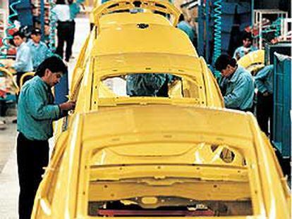 Línea de montaje del 'escarabajo" en la factoría de Volkswagen en en Puebla (México).