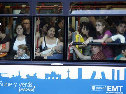 Imagen de archivo de un autobús de la EMT en Madrid durante una jornada de huelga del metro.