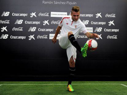 Immbile juega con el balón durante su presentación con el Sevilla. Foto: Cristina Quicler (AFP) / Vídeo: ATLAS