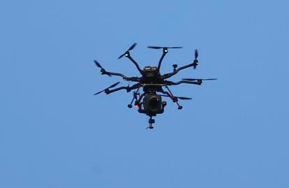Un dron en vuelo durante un partido de la Liga inglesa en Manchester.