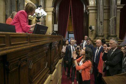 Inés Arrimadas (d), líder de Ciudadanos, se dirige a la presidenta del Parlamento catalán, Carme Fordadell (i), en el pleno parlamentario en el que se aprobó la ley que pretende dar cobertura legal al referéndum independentista del 1-O.