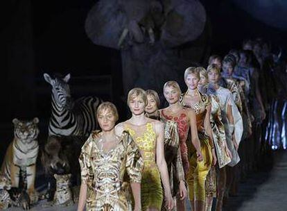 Un momento del desfile de Alexander McQueen.