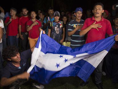 Miembros de la caravana migrante en la estación de San Pedro Sula.