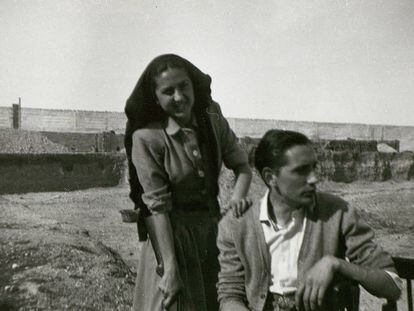 Miguel Delibes, con su esposa, Ángeles de Castro, en los años cuarenta.
