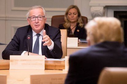 El presidente de la CE, Jean-Claude Juncker, y el de EE UU, Donald Trump, durante la cumbre del G-7 de junio en Canadá (CE).