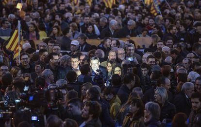 El presidente Ximo Puig, en medio de la pancarta que portaban los políticos.