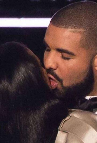 El momento en el que Rihanna zanja elegantemente el amago de beso de Drake.