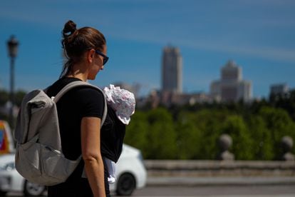 Una madre pasea con su bebé en Madrid.