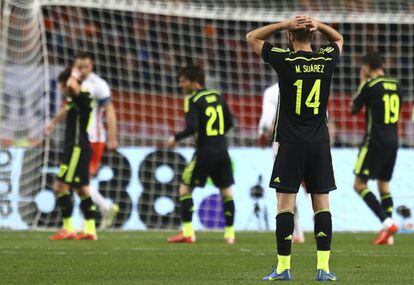 Mario Suárez se lamenta tras perder la oportunidad de marcar un gol ante la portería de Holanda.