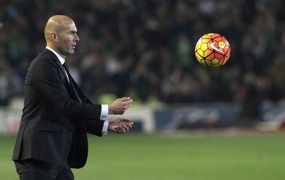 Zidane durante un partido de Liga contra el Betis en el Benito Villamarin, el 24 de enero de 2016.