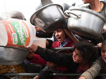 Niños palestinos piden comida en Rafah, al sur de la franja de Gaza, el 13 de febrero.