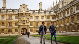 Dos alumnos, en la Universidad de Cambridge.