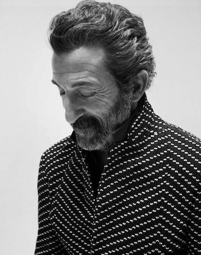 “Soy una persona que peligrosamente se inclina hacia lo solitario”, confiesa Luis Zahera. En la fotografía, viste chaqueta de Giorgio Armani, con camisa de lino de Scotch & Soda.