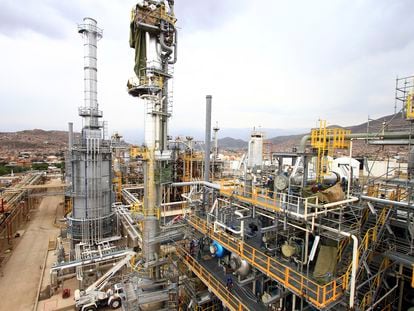 Una refinería de petróleo construida por Técnicas Reunidas en Bolivia.