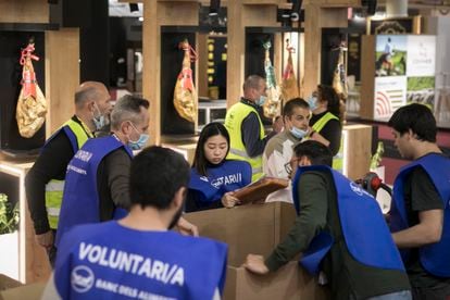 Un centenar de voluntarios del Banco de Alimentos ha recogido los excedentes de la Feria Alimentaria.