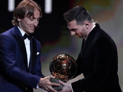 Modric entrega el Balón de Oro a Messi.