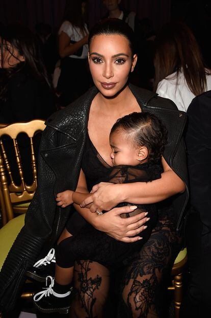 Kim Kardashian asistió junto a su pequeña al desfile de uno de sus diseñadores favoritos: Givenchy. Y lo hizo con un vestido negro lleno de transparencias.