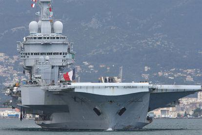 El portaaviones francés <i>Charles de Gaulle</i> deja el puerto de Tolón.