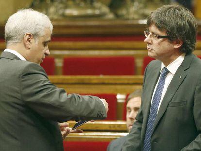 El presidente de la Generalitat, Carles Puigdemont, y el exconseller de Justicia, Germá Gordó (i).