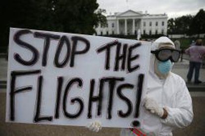 Un manifestante en Annapolis, Maryland, pide el fin de los vuelos como medida de contención contra el ébola.