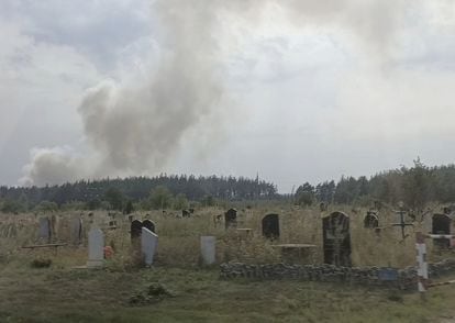 Una posición ucrania junto a un cementerio, atacada por la artillería rusa cerca de Kupiansk. 
