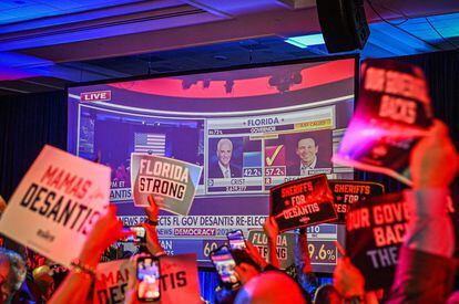 Seguidores del candidato republicano a gobernador de Florida, Ron DeSantis, celebran los resultados en el Centro de Convenciones de Tampa.
