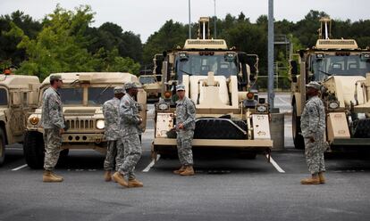 Miembros de la Guardia Nacional de EE UU en Conway, Carolina del Sur, ante la llegada del huracán. Se esperan vientos de 140 millas por hora (220 kilómetros por hora).