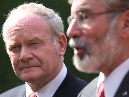 Martin McGuinness junto a Gerry Adams, en 2014.
