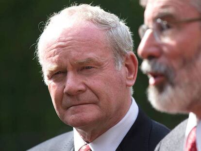 Martin McGuinness junto a Gerry Adams, en 2014.